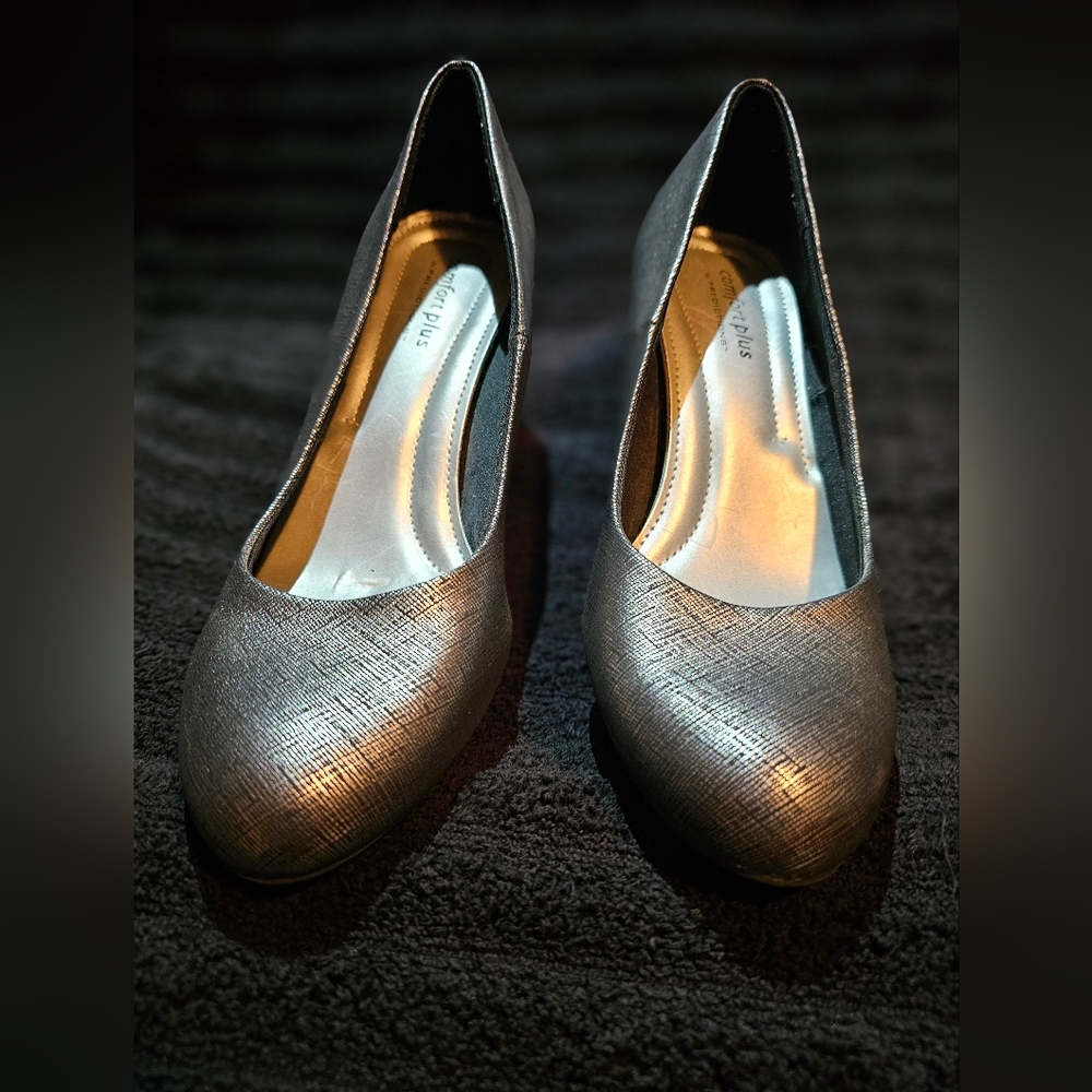 Black and gold pumps